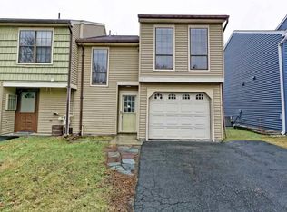 47 Meadowlark Dr, Cohoes, NY 12047