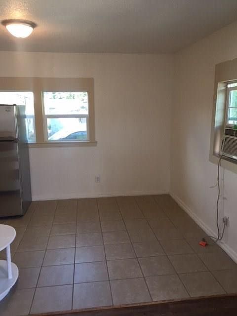 2nd image of 1957 Butternut St APT B