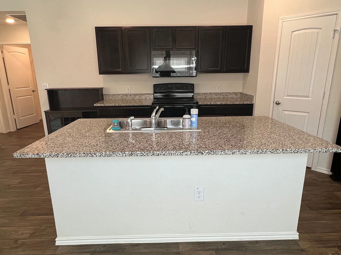 3 Bedroom with Open Floorplan and Large Backyard! — Photo 4