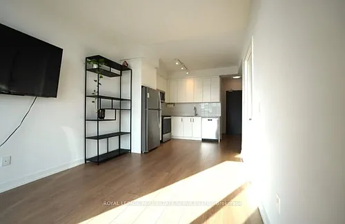 1010 Dundas St E Photo 1