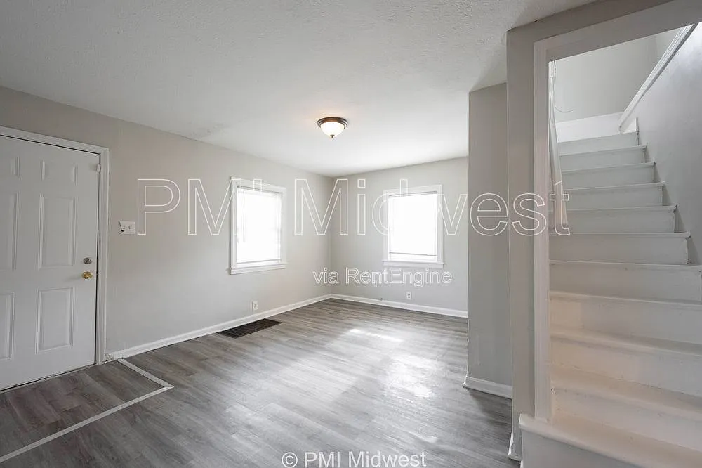 3 bed, 1.0 bath, 1001 sqft, $1,149 — Photo 2