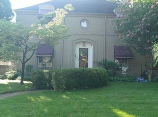1565 Ford Ct, Grosse Pointe Woods, MI 48236