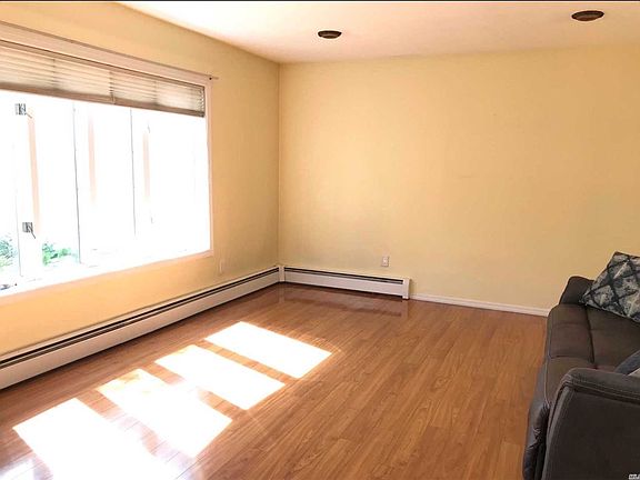 3rd image of 6 Bruce Dr