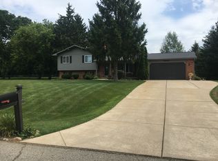13435 Lakebrook Dr, Fenton, MI