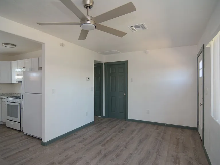 2552 E Silver St — Photo 4