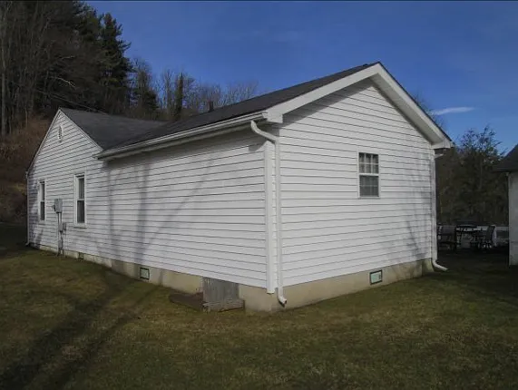 flat back yard - 607 Queen St