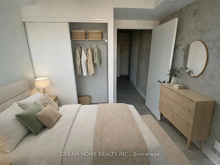 47 Mutual St #807 — Photo 8