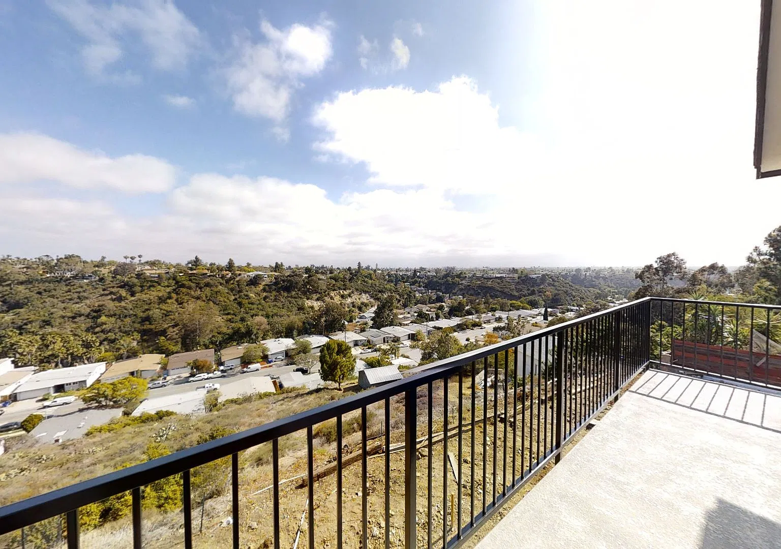 4BD/2BA with a Balcony. Great views, amazing yard! — Photo 4