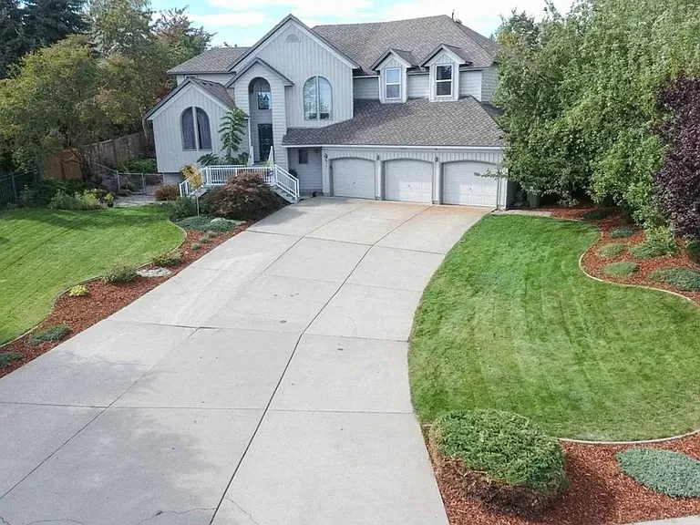 9105 N Kensington Dr — Photo 1