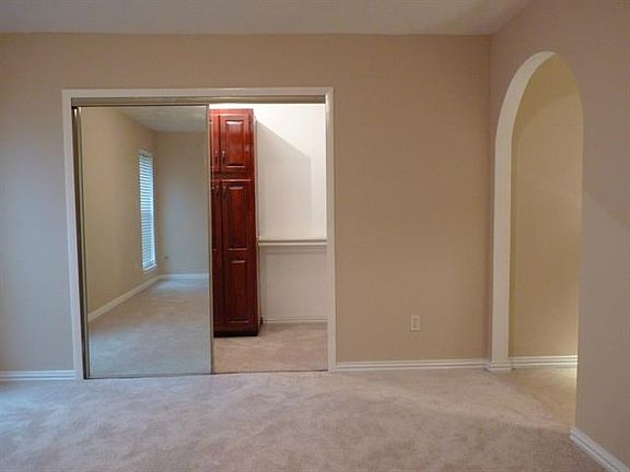 5th image of 2128 S Parkway Blvd S
