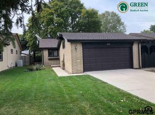 820 S Country Club Dr, York, NE 68467