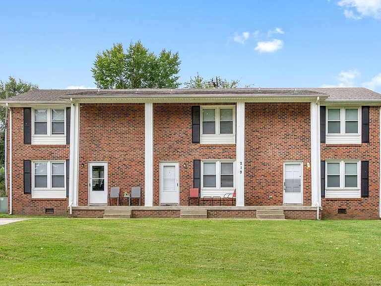 219 Taft Dr — Photo 2