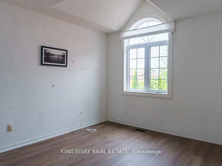 1048 Charminster Cres — Photo 10