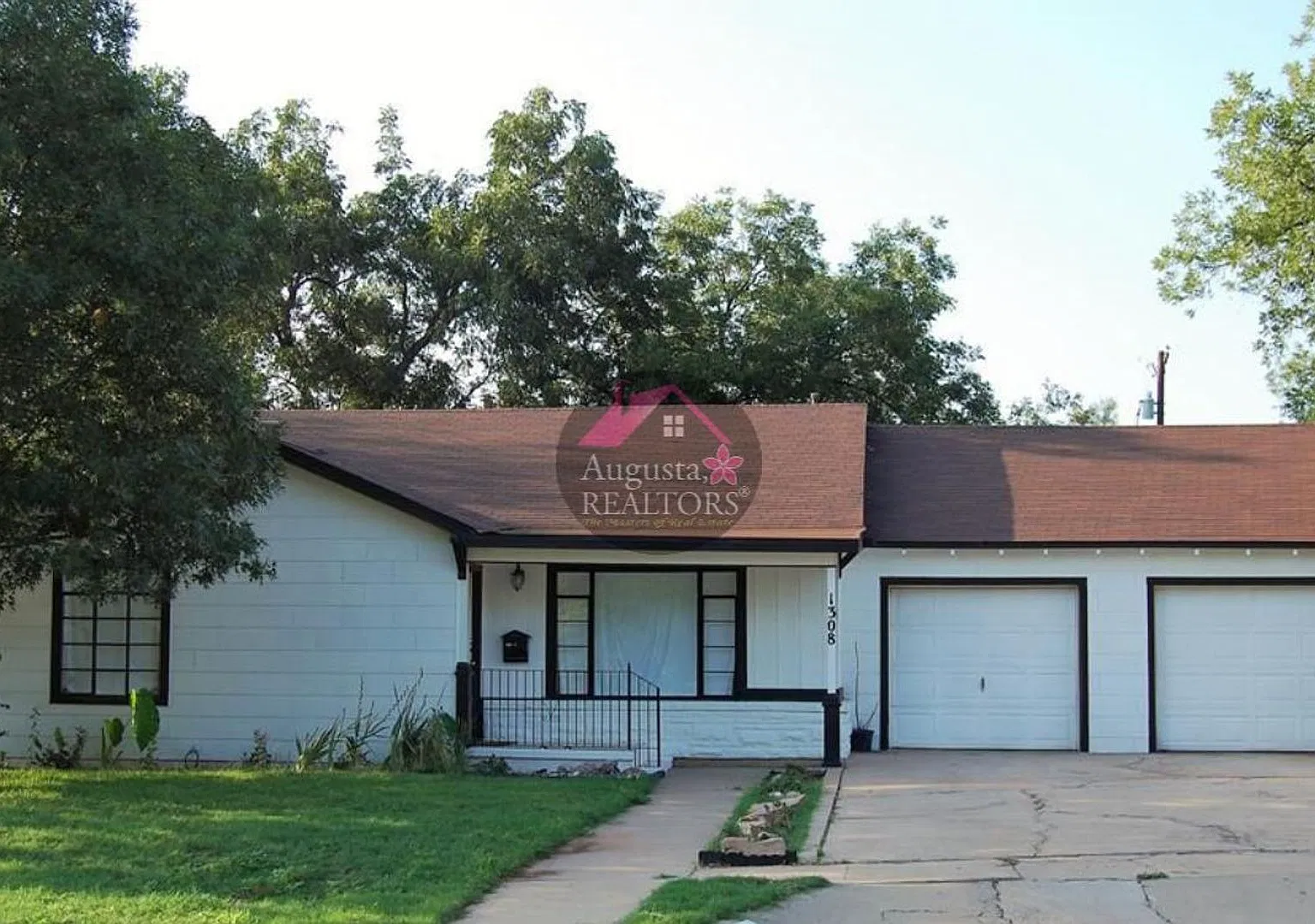 Charming and spacious home in the heart of Sweetwater! — Photo 1