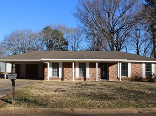 2073 Tuscola Dr, Grenada, MS 38901