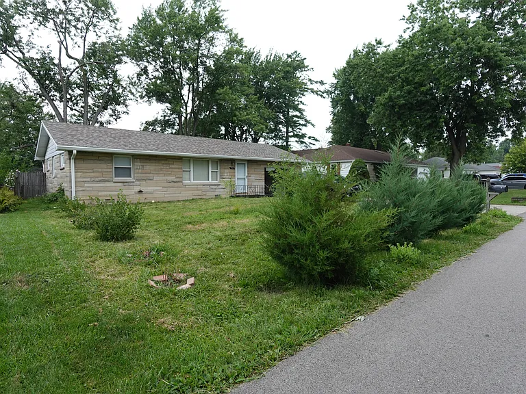 3313 N Locust St — Photo 2