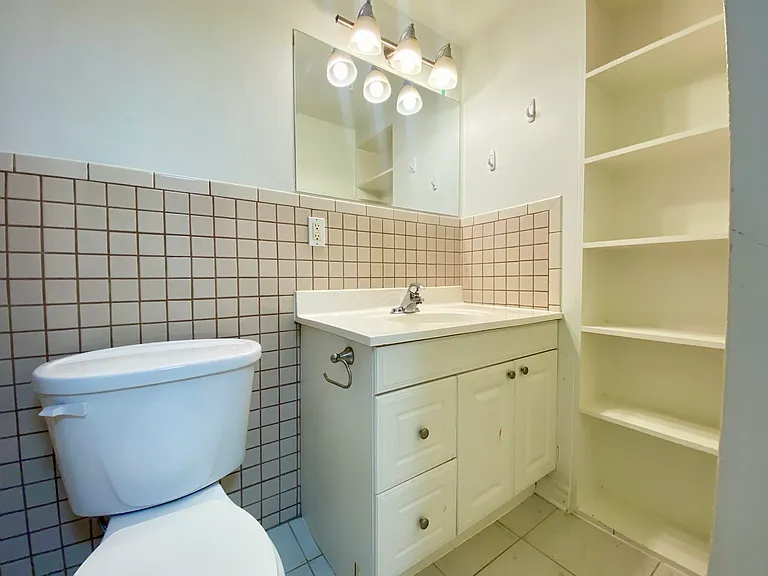589 Annette St #BASEMENT — Photo 10