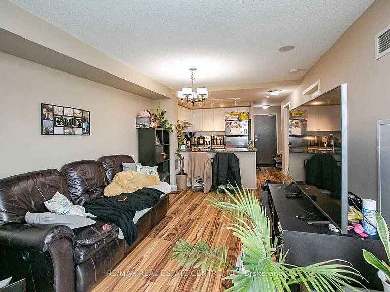 9 George St N #814 — Photo 5