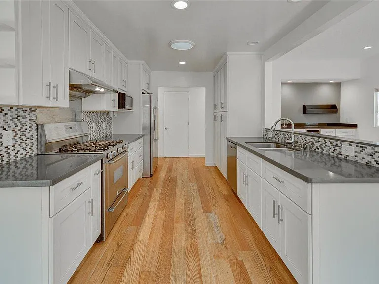 207 Valencia Dr — Photo 9