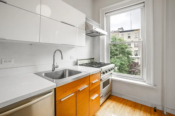 Rented by SERHANT. | media 20