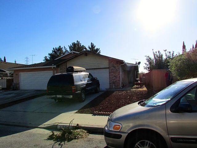 1st image of 653 Easton Dr