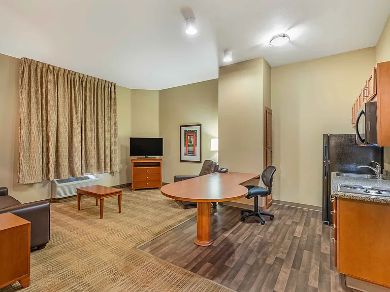 1 Bedroom Suite - 1 Queen Bed