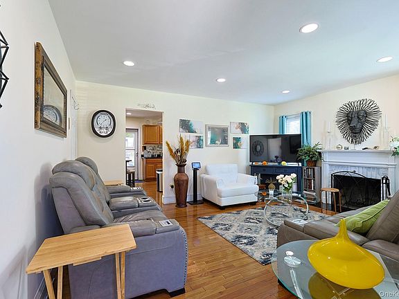 4th image of 42 Streit Avenue