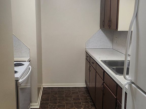 4th image of 3306 Howard St #6