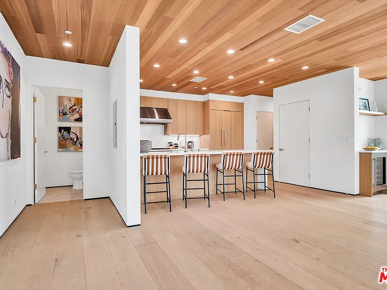 611 Broadway St — Photo 17