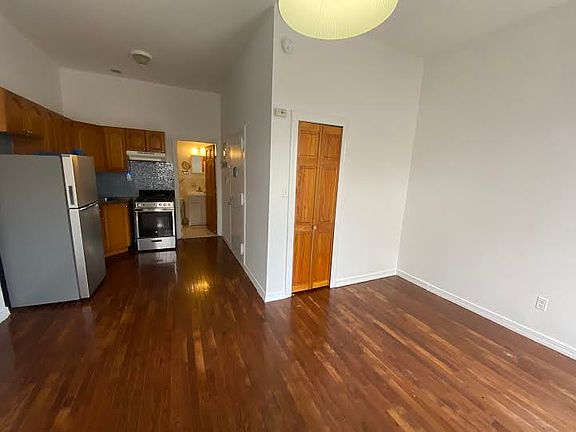 3rd image of 313 W 136th St #4