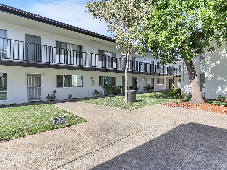 Courtyard Apartments — Photo 17