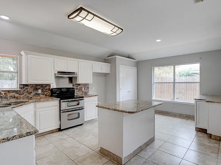 3912 Blue Pond Cir — Photo 1