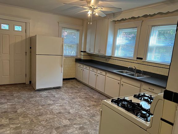 Large, bright and sunny eat in kitchen