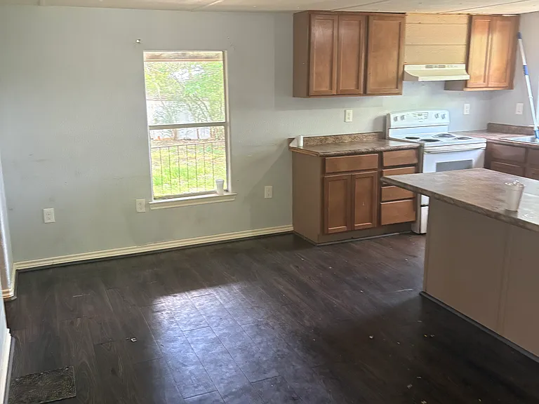 808 Chinski St — Photo 3