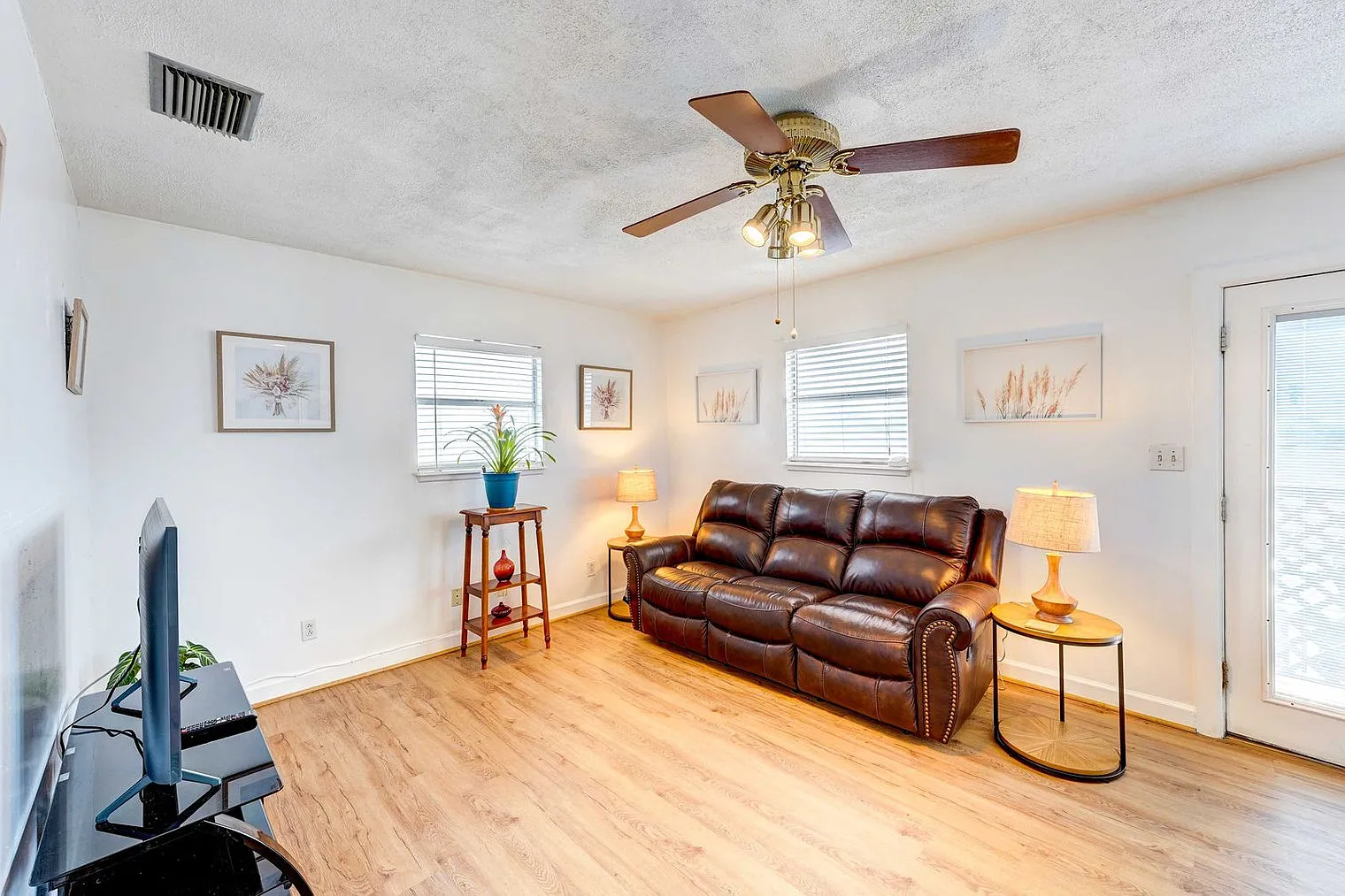 2 bed, 1.0 bath, 990 sqft, $1,524 — Photo 2