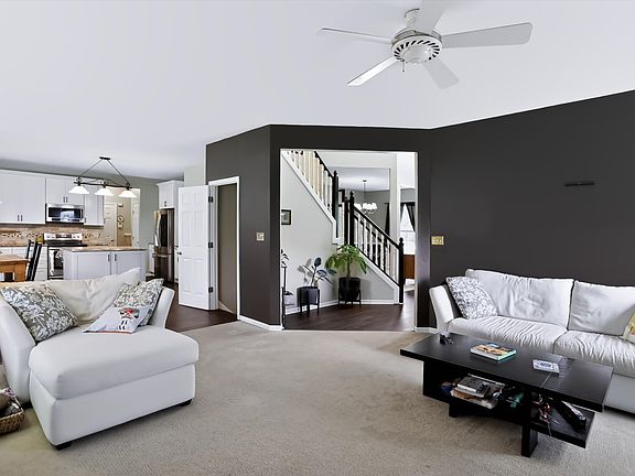 2nd image of 11810 Queenwood Ct