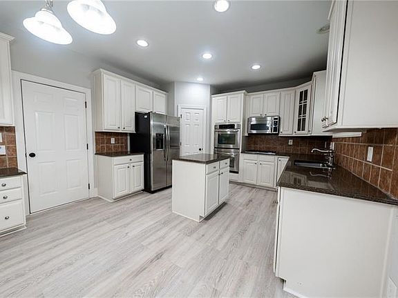2nd image of 3245 Sparling St
