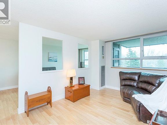4th image of 555 Brittany Dr