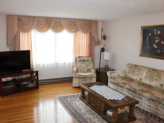 5th image of 13 Narragansett Blvd