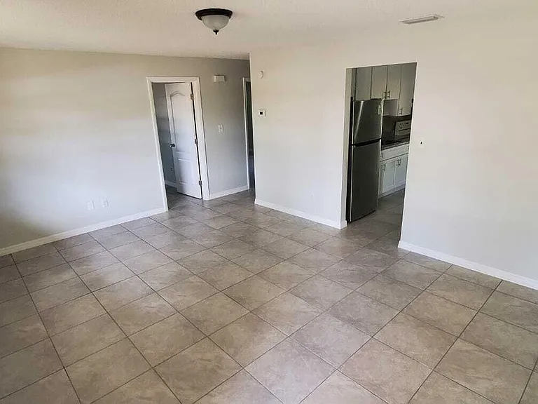 2578 Seneca Ave — Photo 9