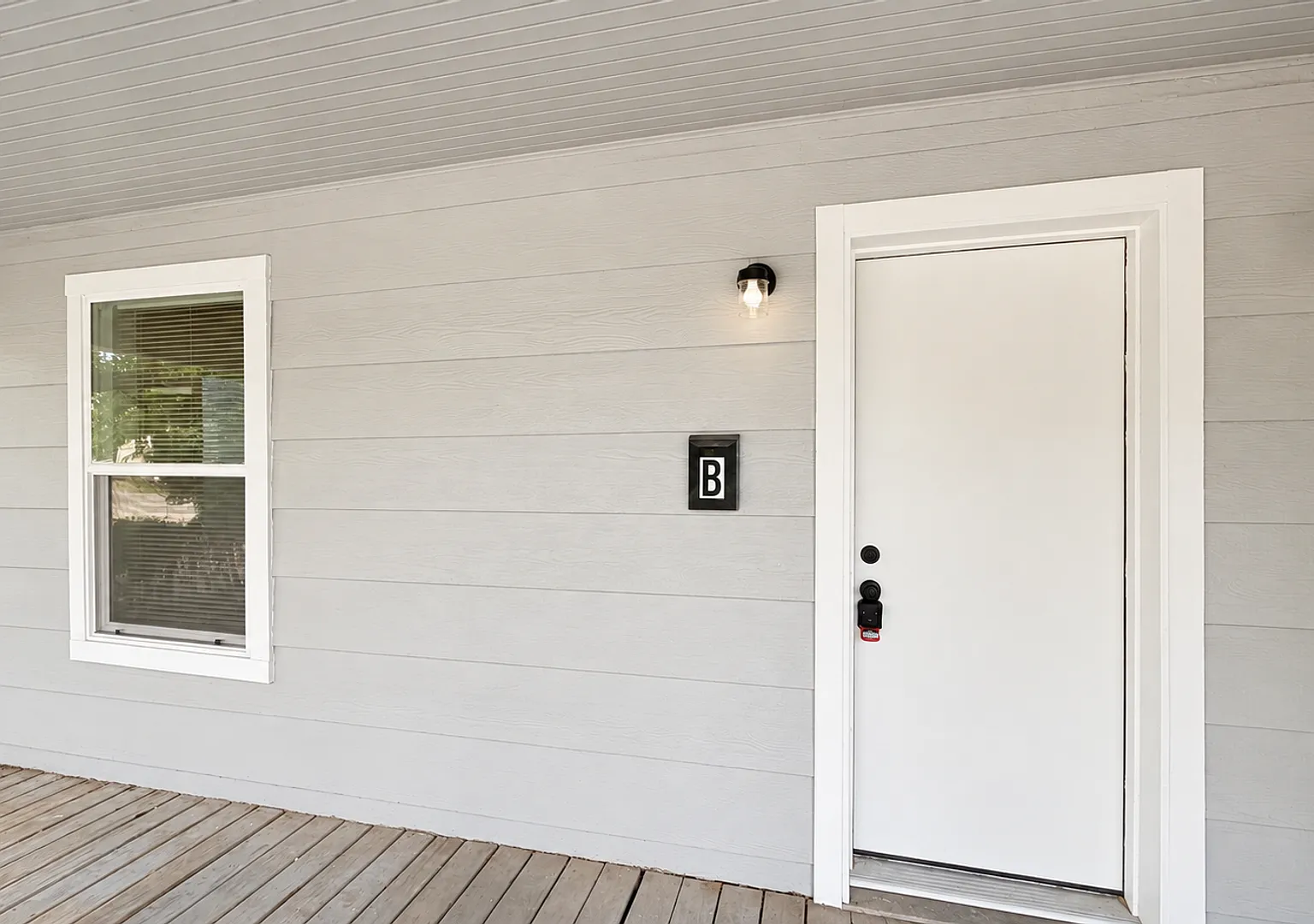 2/1 Duplex! Complete Update! Ready For A Tour 9/8/26 — Photo 1