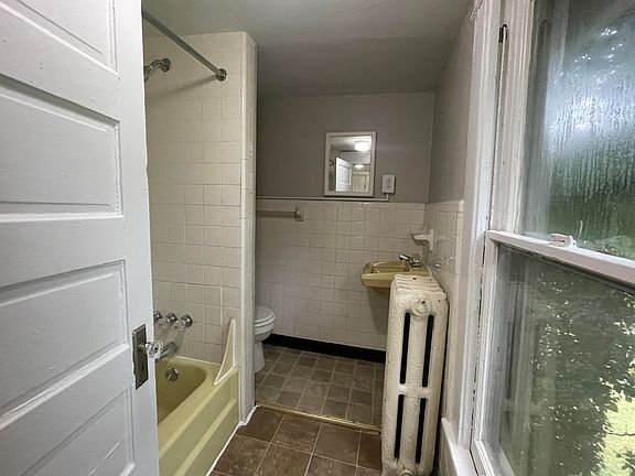 5th image of 367 Mountain Ave SW APT 4