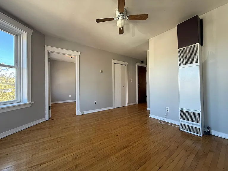 817 W 34th Place — Photo 7