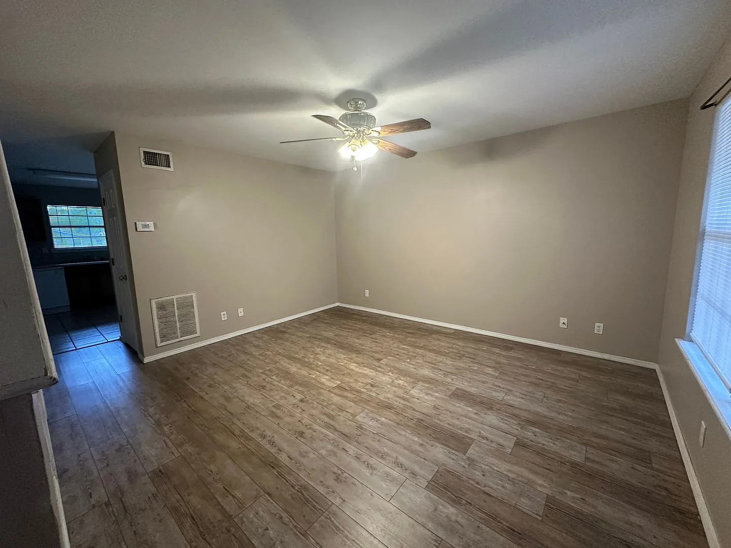 810 E L St — Photo 2
