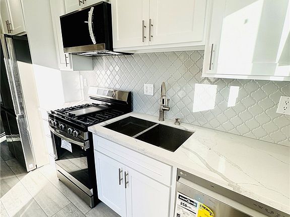 3rd image of 9318 Encino Ave