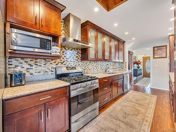 3rd image of 11 Edgewood Drive