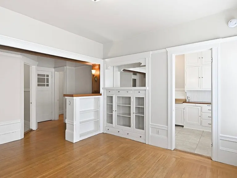 The Townsend Apartments, located at 1029 Oak Street, is a beautiful four-story, historic brick bu... — Photo 3