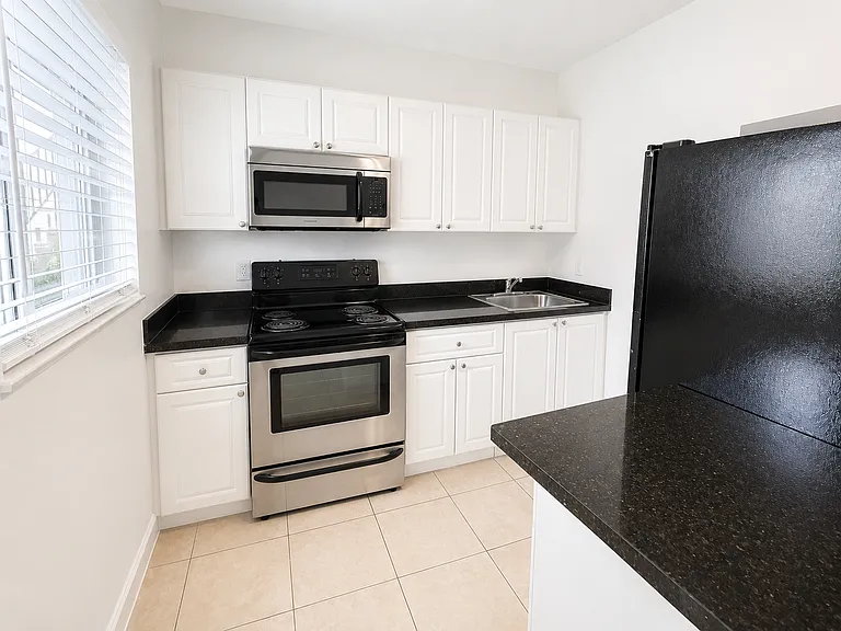 701 SW 14th Ave — Photo 4