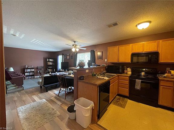 3rd image of 1920 Crest Hollow Dr