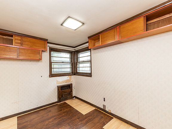 5th image of 224 Pearsall Pl